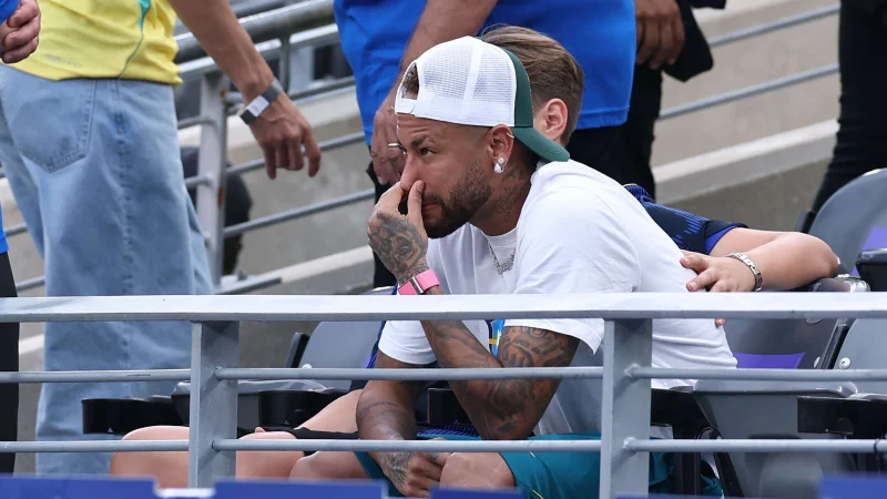 Dalam video... Neymar muncul dengan kursi roda setelah mimpi buruk di Piala Dunia