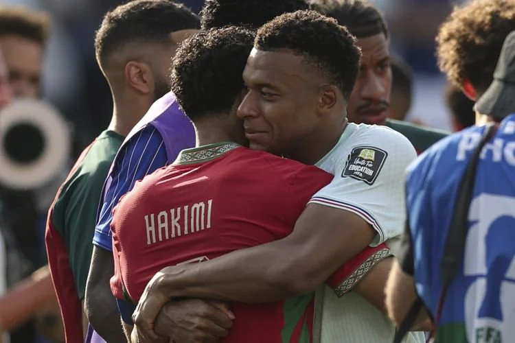 Kylian Mbappe (kanan) dari timnas Perancis memeluk Achraf Hakimi dari Maroko setelah pertandingan perempat final antara Prancis dan Maroko di Piala Dunia 2026 di Stadion Boston di Boston, Amerika Serikat, 9 Juli 2026.