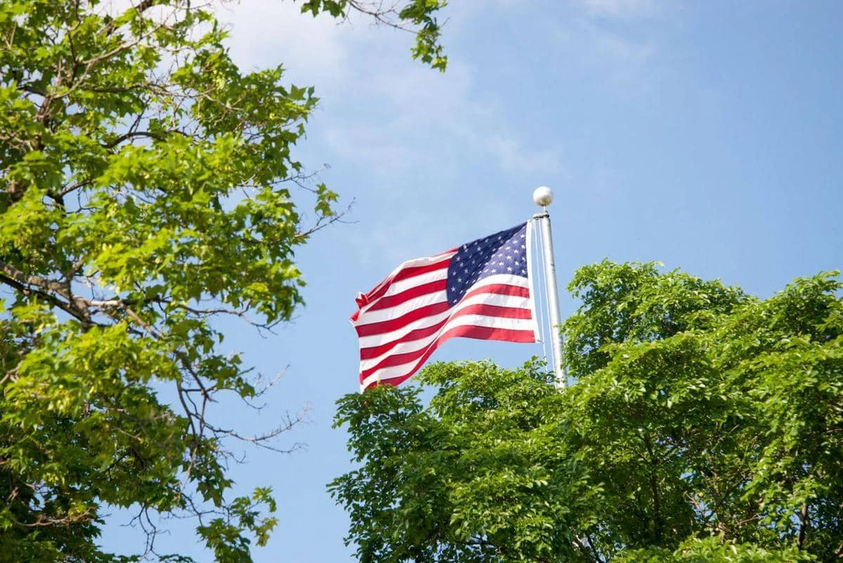Bendera Amerika Serikat sedang berkibar.