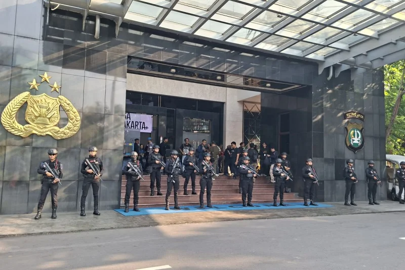 Di Balik Penjagaan Ketat Polisi Bersenjata di Mapolda Metro Jaya Usai Geledah 12 Tempat...