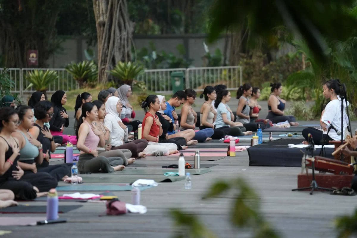 yoga session yang diiringi live gamelan di event Suaraga di Taman Balekambang, Solo