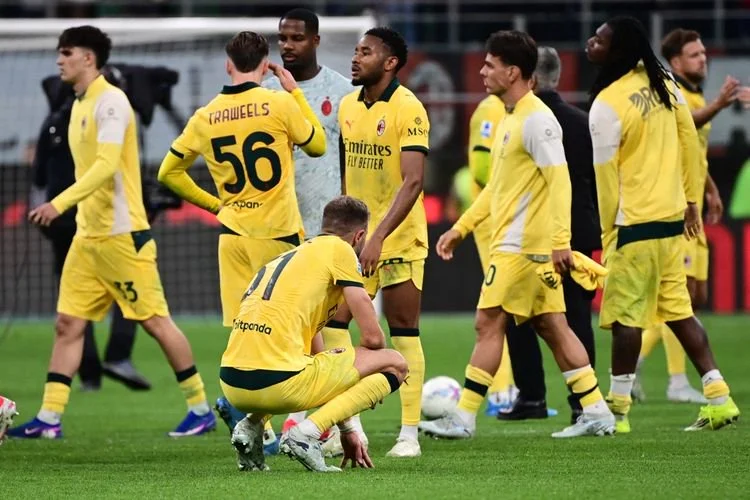 Penyerang AC Milan, Christopher Nkunku, dan rekan-rekan setimnya bereaksi di akhir laga Serie A Italia antara AC Milan dan Atalanta di Stadion San Siro di Milan pada 10 Mei 2026.