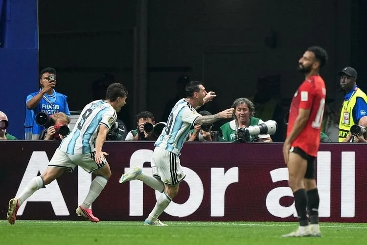 Kapten Timnas Argentina Lionel Messi (tengah) merayakan golnya tak jauh dari pemain timnas Mesir Mohamed Salah selama pertandingan babak 16 besar antara Argentina dan Mesir di Piala Dunia FIFA 2026 di Stadion Atlanta, Atlanta, Amerika Serikat, pada 7 Juli 2026 tengah malam. 