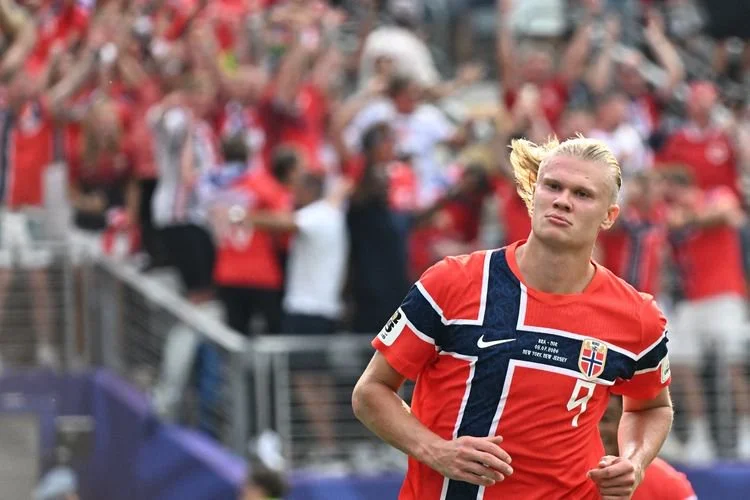 Ekspresi penyerang timnas Norwegia Erling Haaland usai mencetak gol ke gawang timnas Brasil dalam laga babak 16 besar Piala Dunia 2026 di New York/New Jersey Stadium, Amerika Serikat, pada Minggu (5/7/2026) waktu setempat. (Foto oleh Jewel Samad/AFP)