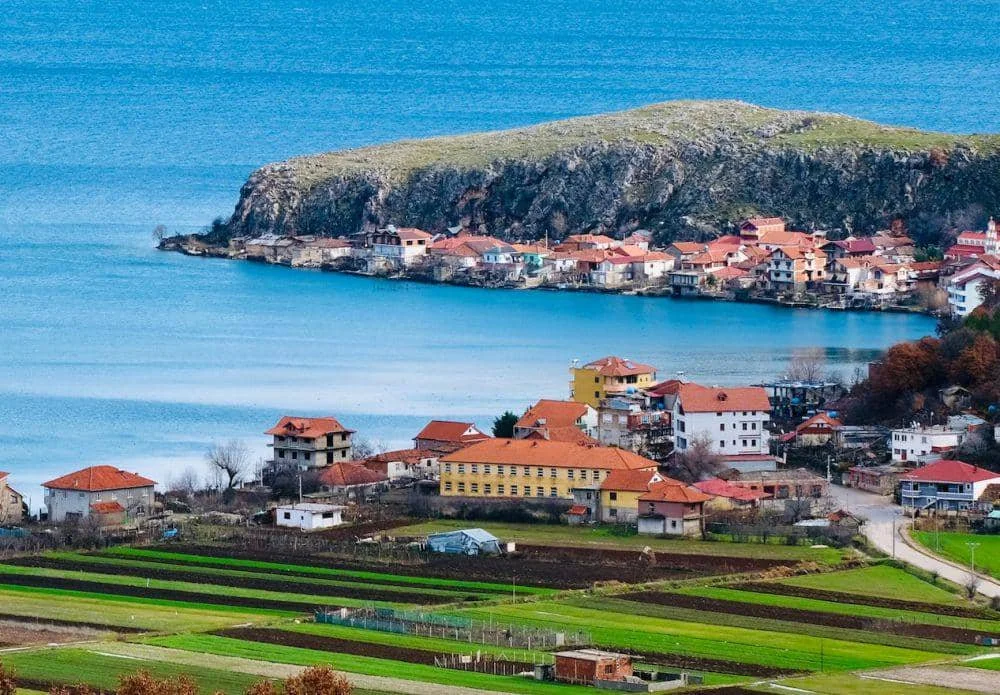 suasana Desa Lin, Albania