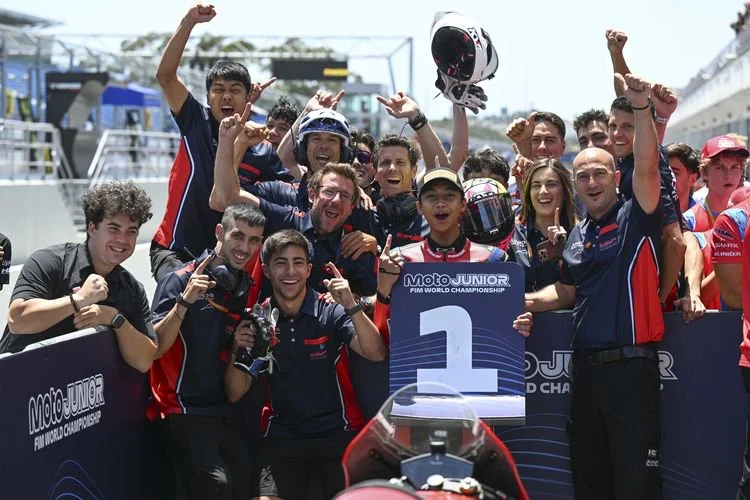 Cetak Sejarah, Pebalap Astra Honda Ramadhipa Juara Moto3 Junior Estoril