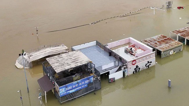 China Pakai Jembatan Apung Canggih Buat Evakuasi Warga Terjebak Banjir