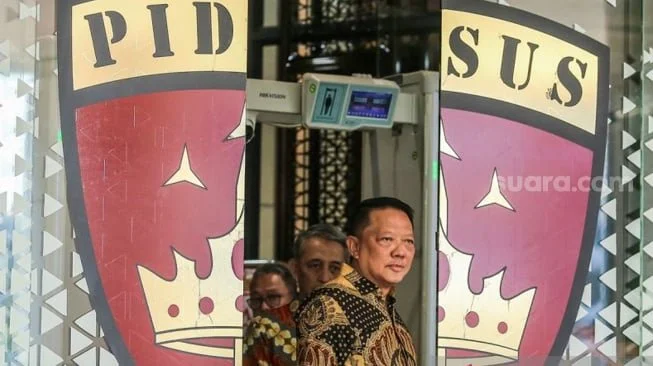 Eks Jaksa Agung Muda Tindak Pidana Khusus (Jampidsus) Kejaksaan Agung Febrie Adriansyah keluar dari ruangan untuk menyampaikan konferensi pers di Kejaksaan Agung, Jakarta, Jumat (10/7/2026).(ANTARA FOTO/Asprilla Dwi Adha)