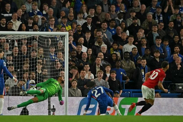 Matheus Cunha (kanan) berselebrasi setelah mencetak gol pembuka dalam pertandingan sepak bola Liga Inggris antara Chelsea vs Manchester United di Stamford Bridge di London pada 18 April 2026. (Foto oleh Glyn KIRK / AFP) 