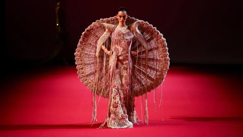 FOTO: Manish Malhotra Membawa India ke Panggung Couture Paris
