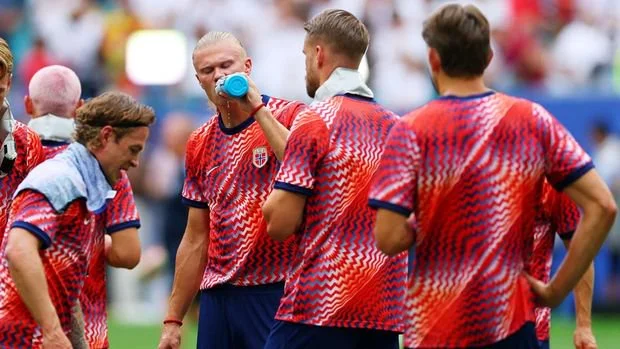Soccer Football - FIFA World Cup 2026 - Quarter Final - Norway v England - Miami Stadium, Miami Gardens, Florida, U.S. - July 11, 2026 Norway's Erling Haaland and teammates during the warm up before the match REUTERS/Mike Segar