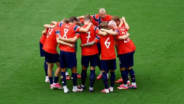 Soccer Football - FIFA World Cup 2026 - Quarter Final - Norway v England - Miami Stadium, Miami Gardens, Florida, U.S. - July 11, 2026 Norway players form a huddle on the pitch before the match REUTERS/Marco Bello