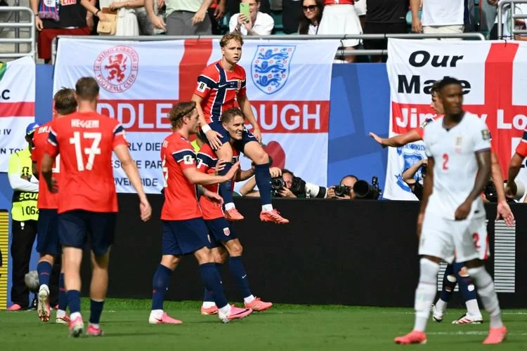 Andreas Schjelderup, merayakan gol pertama timnya bersama rekan setimnya yang juga gelandang, Martin Odegaard dalam pertandingan perempat final turnamen sepak bola Piala Dunia 2026 antara Norwegia dan Inggris di Stadion Miami, Miami Gardens, pada 11 Juli 2026.