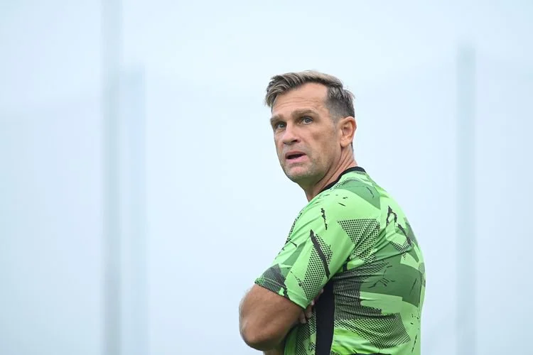 Pelatih Persib Bandung Igor Tolic memimpin sesi latihan perdana persiapan pramusim menatap musim Super League 2026-2027, Sabtu (11/7/2026) di Lapangan pendamping Stadion Gelora Bandung Lautan Api (GBLA). 