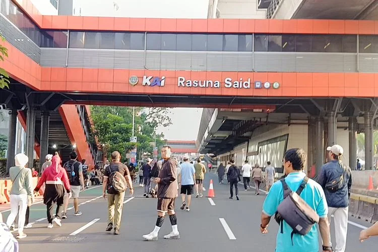 Suasana Hari Bebas Kendaraan Bermotor (HBKB) atau Car Free Day (CFD) di Jalan HR Rasuna Said, Setiabudi, Jakarta Selatan, Minggu (7/6/2026). Sejumlah warga tampak memanfaatkan kawasan bebas kendaraan untuk berolahraga, bersantai, dan menikmati beragam aktivitas budaya serta permainan tradisional.