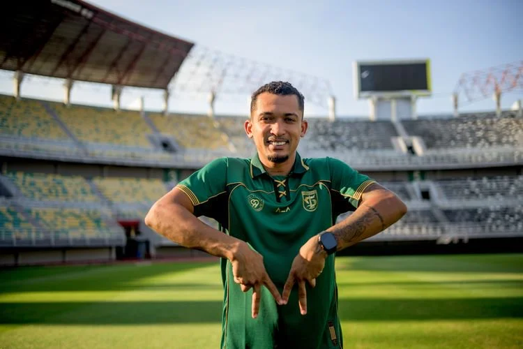 Pemain asing Persebaya Surabaya Walber Mota diperkenalkan sebagai rekrutan baru untuk mengarungi Super League 2026-2027.