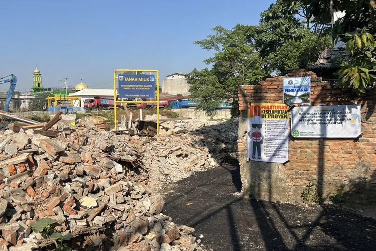 Progres pembebasan lahan normalisasi Kalj Ciliwung di segmen Cawang, Jakarta Timur, Jumat (10/7/2026).