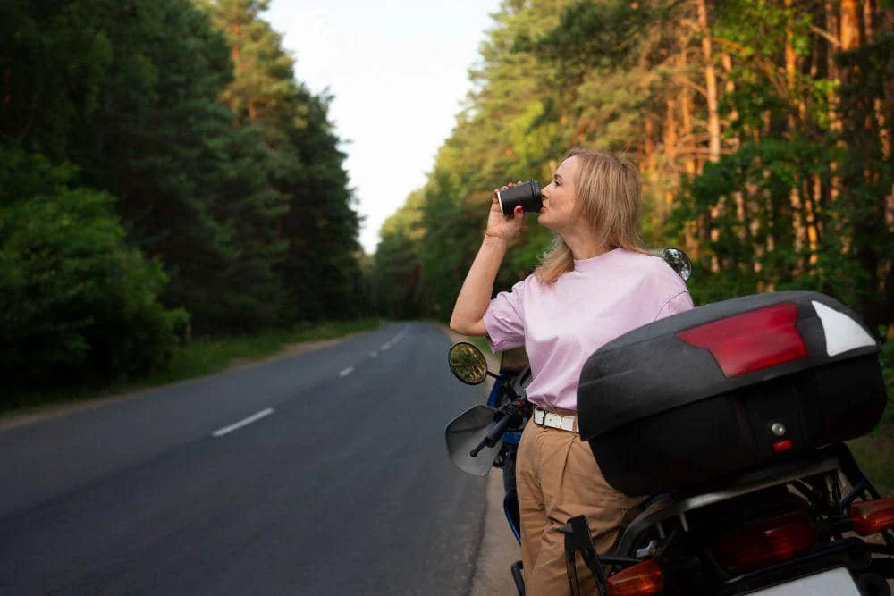 ilustrasi penggunaan box motor saat touring (Freepik.com/Freepik)