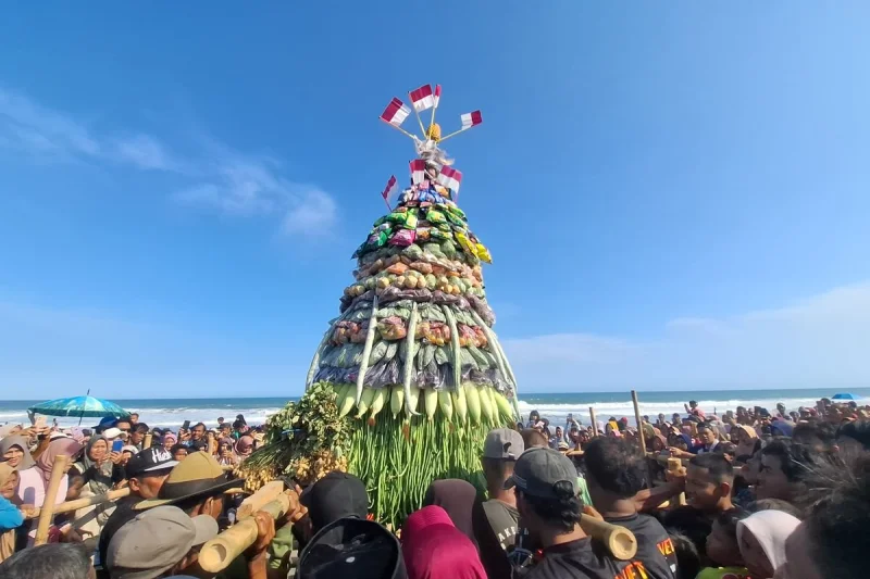 Saat Kepala Kambing Dilarung di Pantai Happy Kebumen, Belasan Ribu Warga Berdesakan di Tepi Laut