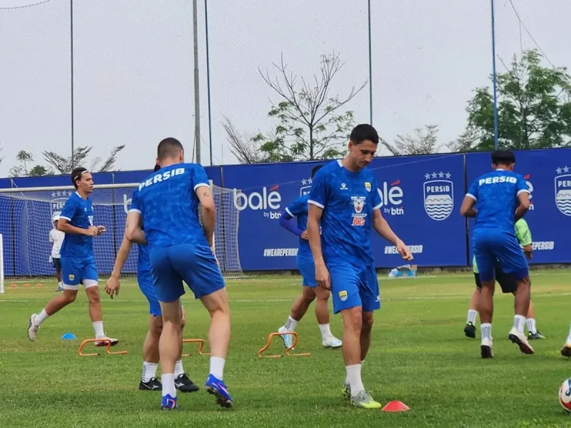 Luka Menalo Kaget Diserbu Bobotoh yang Minta Foto Bersama