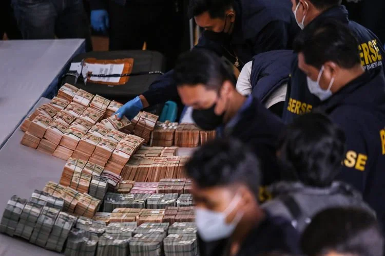 Petugas merapihkan barang bukti sejumlah uang usai ditampilkan pada konferensi pers di Polda Metro Jaya, Jakarta, Jumat (10/7/2026).  Polda Metro Jaya bersama Kortastpidkor Polri masih mendalami seluruh alat bukti dalam penyidikan gabungan tiga perkara kasus dugaan korupsi, suap/gratifikasi, TPPU hasil penggeledahan di 13 lokasi dan penyidik belum mengumumkan pihak yang ditetapkan sebagai tersangka. 