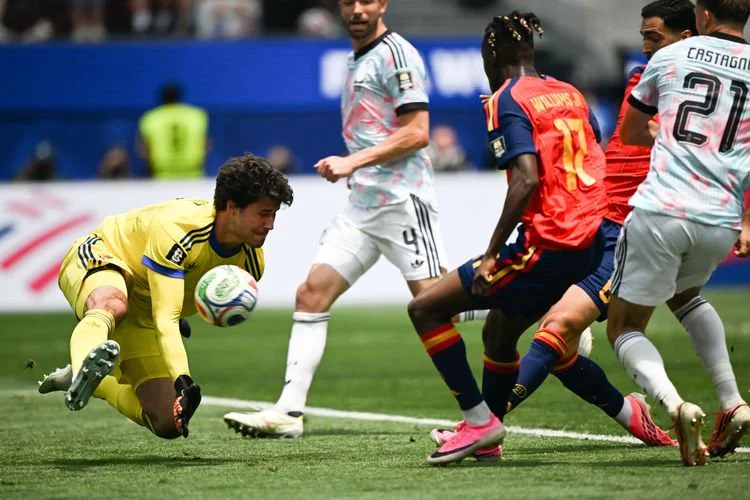 Kiper timnas Belgia, Senne Lammens, gagal menangkap bola dalam proses terjadinya gol Mikel Merino pada laga perempat final antara Spanyol dan Belgia di Piala Dunia 2026 di Stadion Los Angeles di Los Angeles, Amerika Serikat, 10 Juli 2026.