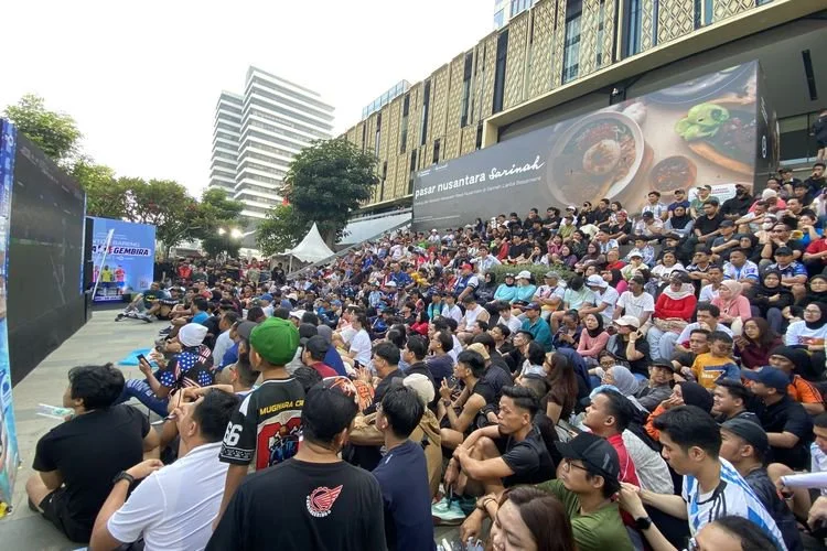 Suasana warga nonton piala dunia di Anjungan Sarinah, Jalan MH Thamrin, Jakarta Pusat, Minggu (12/7/2026).