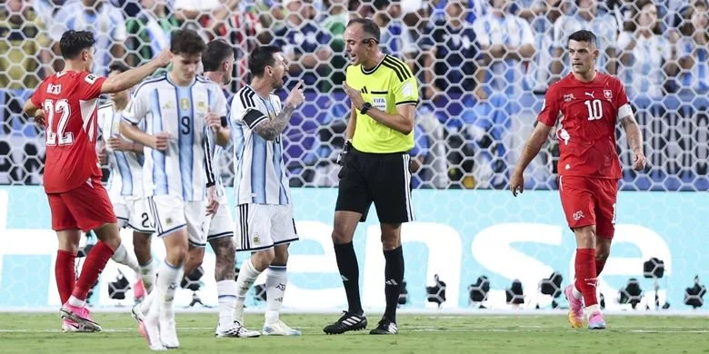 Kapten Timnas Argentina Lionel Messi (ke-3 dari kanan) berbincang dengan wasit Joao Pedro Silva Pinheiro (ke-2 dari kanan) selama pertandingan perempat final antara Argentina vs Swiss pada Piala Dunia FIFA 2026 di Stadion Kansas City, Kansas City, Amerika Serikat, Minggu (12/7/2026) pagi WIB.