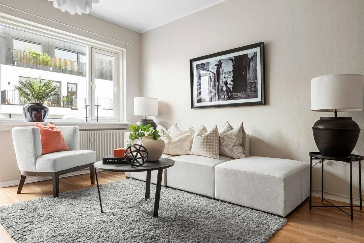 https://unsplash.com/id/foto/ruang-tamu-yang-dipenuhi-dengan-furnitur-dan-jendela-besar-TOFdrqMYXQU