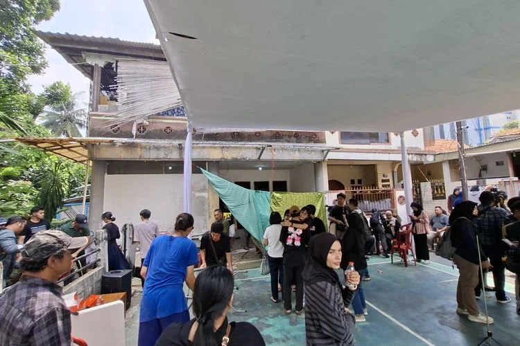 Rumah duka komedian dan aktor Simson Rarameha Ngadang alias Temon mulai diramaikan para pelayat pada Minggu (12/7/2026) siang.