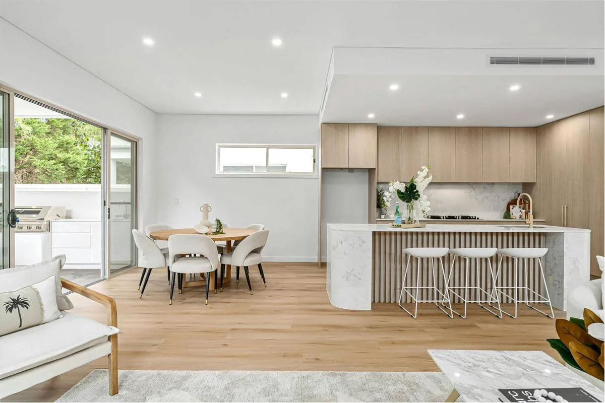 https://unsplash.com/id/foto/ruang-tamu-yang-dipenuhi-dengan-furnitur-dan-dapur-U-0-AgPDpHk