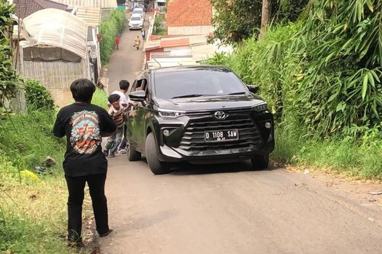 Tanjakan Spongebob di Desa Pagerwangi, Kecamatan Lembang, Kabupaten Bandung Barat (KBB), Jawa Barat menjadi pilihan jalan alternatif ratusan kendaraan wisatawan untuk melangsungkan perjalanan arus balik menuju Kota Bandung, Senin (1/1/2024).