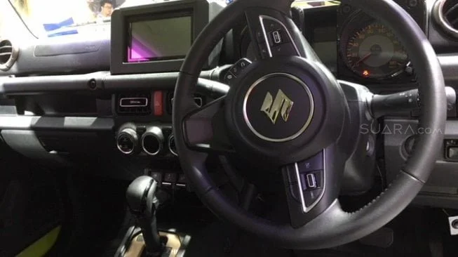 Dashboard dan kabin Suzuki Jimny 2019 yang ringkas lagi futuristik [Suara.com/ukirsari].