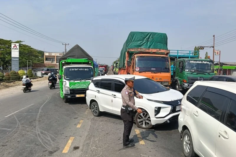 Pikap Berisi 8 Penumpang Tertabrak 2 Truk di Pantura Indramayu, 3 Meninggal di Lokasi