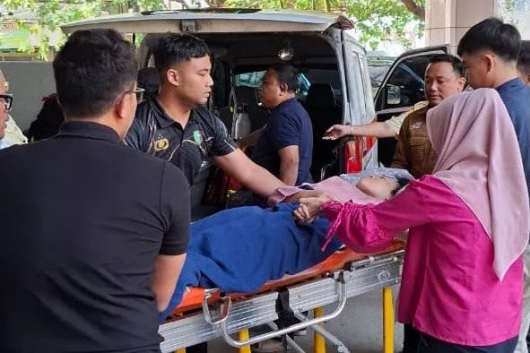 Perempuan Alami Pendarahan di Stasiun Sawah Besar, Polisi Bantu Evakuasi ke RS