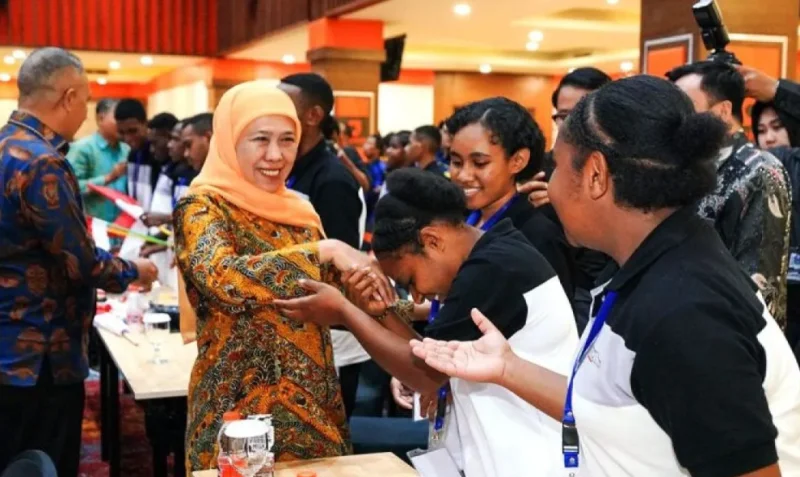 Khofifah Minta Guru Maksimalkan Pembinaan 152 Pelajar ADEM Papua agar Menjadi Generasi Unggul
