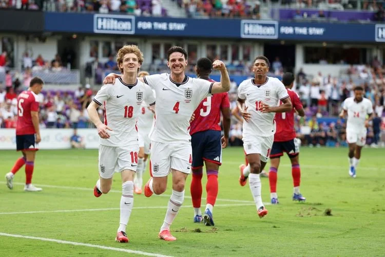 Declan Rice dari timnas Inggris merayakan gol pertama Three Lions bersama Anthony Gordon pada laga persahabatan internasional antara Inggris dan Kosta Rika di Stadion Inter&Co pada 10 Juni 2026 di Orlando, Florida.