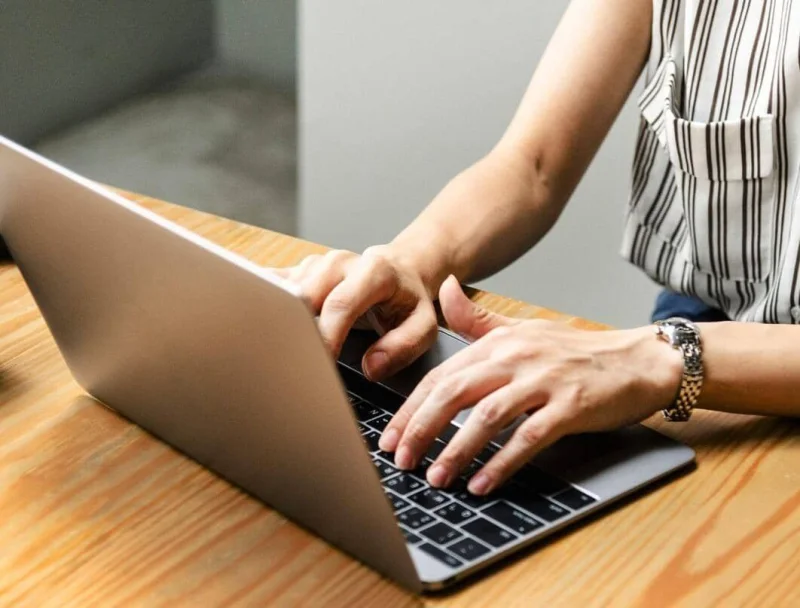 5 Tips Tetap Produktif saat Laptop Lemot dan Sering Nge-hang, Santuy!