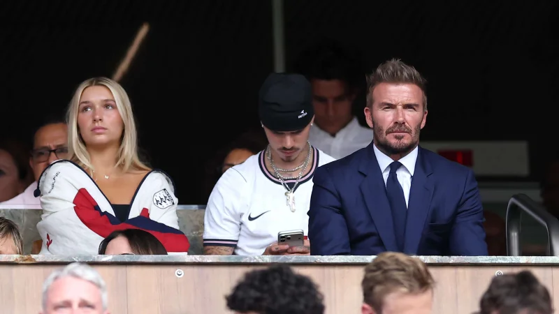VIDEO: David Beckham menyanyikan ‘Wonderwall’ bersama kedua putranya, Romeo dan Cruz - namun mantan rekan satu grup Spice Girls, Victoria, memilih tidak ikut serta dalam perayaan bertema Oasis…