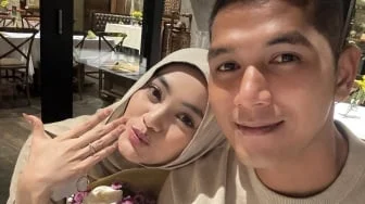 26 Started with a Yes!: Kado Ultah Terindah Eltasya Natasha, Dilamar Kekasih