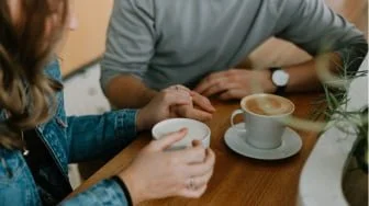 Tren Soft Launching Pacar: Estetika Romantis atau Taktik Manipulasi Berkedok Privasi?