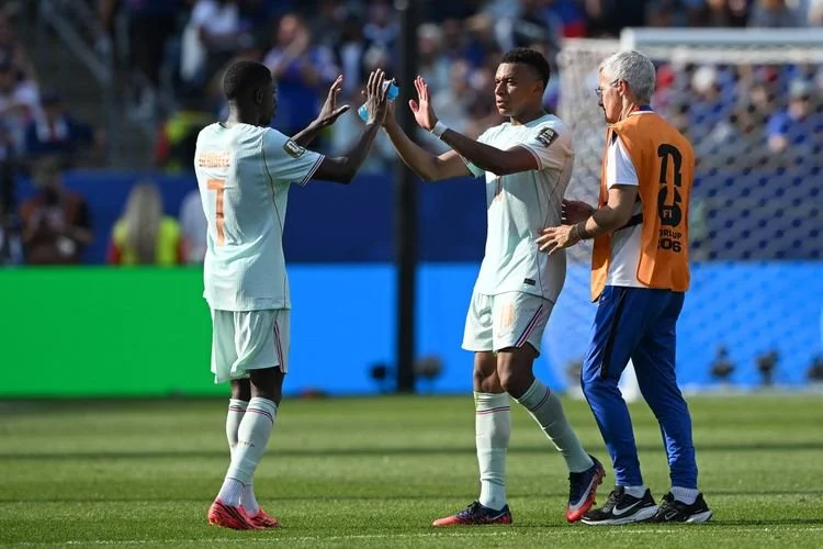Kylian Mbappe dari timnas Perancis bertepuk tangan dengan Ousmane Dembele saat ia diganti pada laga perempat final Piala Dunia FIFA 2026 antara Perancis dan Maroko di Stadion Boston pada 9 Juli 2026 di Foxborough, Massachusetts.
