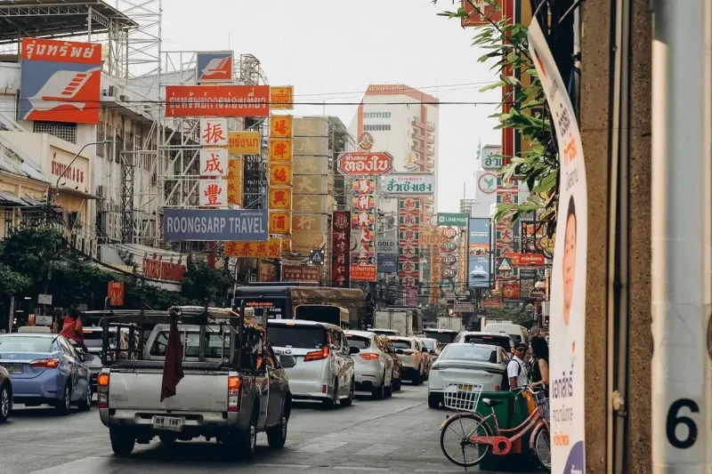 Jalan Ambles akibat Proyek Kereta, Puluhan Warga Bangkok Dievakuasi
