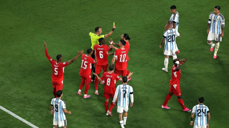 Apakah keputusan VAR terkait kartu merah yang diberikan kepada Breel Embolo saat melawan Argentina sudah tepat? Inilah yang diatur dalam peraturan