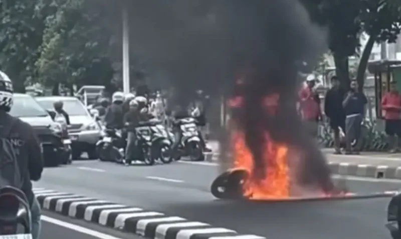 Motor Terbakar Usai Hindari Mobil yang Mengerem Mendadak di Pasar Minggu, Pengendara Alami Luka Ringan