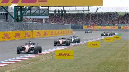 Charles Leclerc memimpin di depan Lewis Hamilton pada F1 GP Inggris 2026 (Foto: X/@F1)