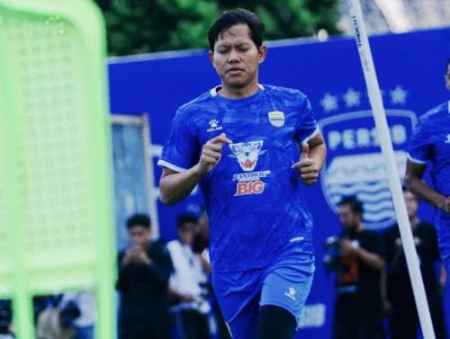 Adam Alis di sesi latihan Persib Bandung. (Foto: Instagram/persib)