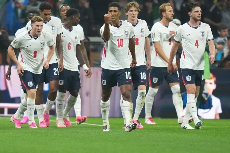 Jude Bellingham dari timnas Inggris merayakan gol pada laga babak 16 besar antara Meksiko dan Inggris di Piala Dunia FIFA 2026 di Stadion Kota Meksiko, Meksiko, 5 Juli 2026.