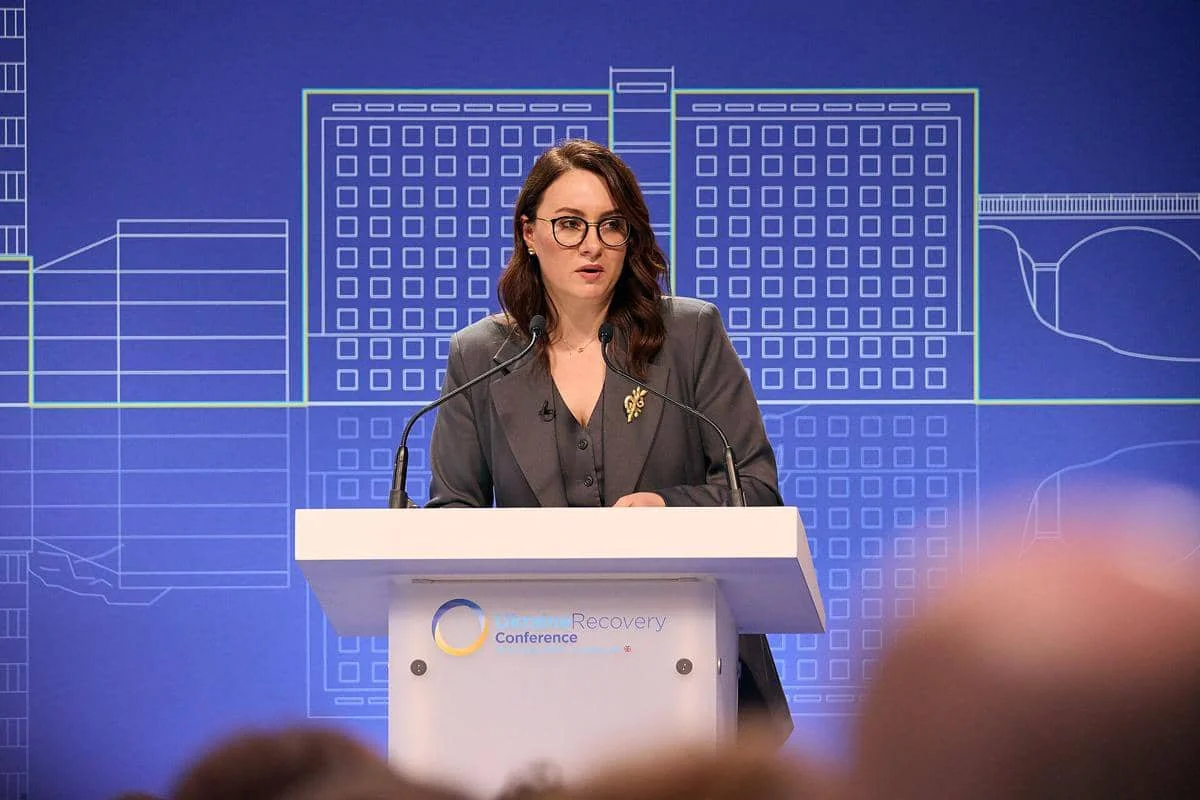 Yulia Svyrydenko sedang berpidato.