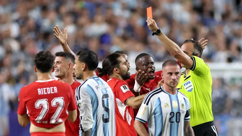 Apakah wasit melewatkan kartu merah yang sangat jelas dalam pertandingan Argentina vs Swiss? Dunia maya heboh
